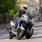 Un scooter Yamaha Tricity 300 Airbag circula por la ciudad