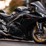 Una moto deportiva Honda negra luce ostensiblemente bajada