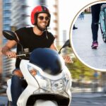 Un joven circula felís zobre su scooter. Arriba a la derecha, una persona apoya su pierna en el piso sentada sobre una bicicleta.