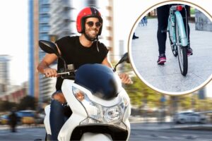 Un joven circula felís zobre su scooter. Arriba a la derecha, una persona apoya su pierna en el piso sentada sobre una bicicleta.