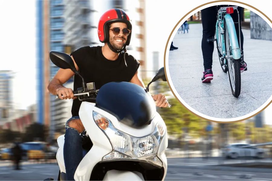 Un joven circula felís zobre su scooter. Arriba a la derecha, una persona apoya su pierna en el piso sentada sobre una bicicleta.