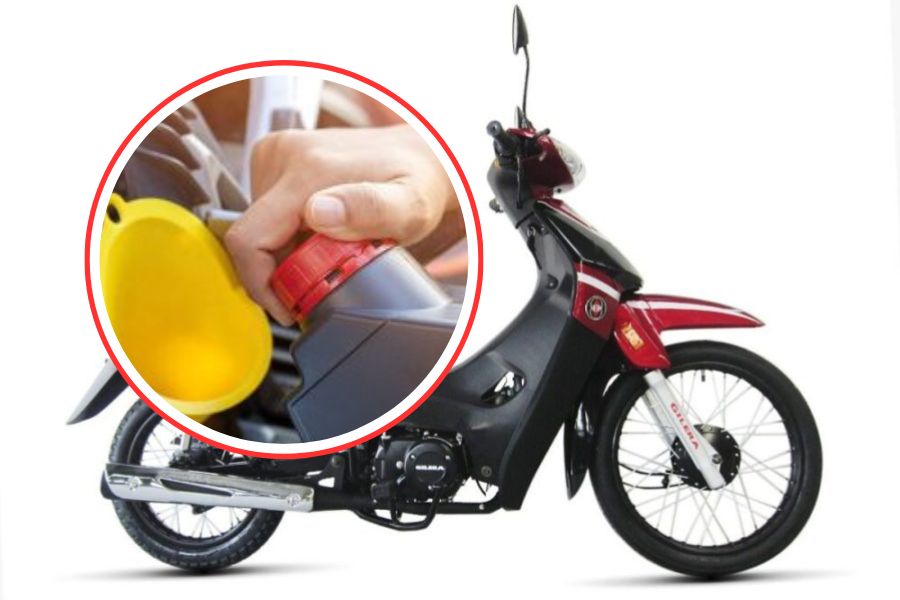 Una moto Gilera Smash 110 roja y en círculo una imagen de la apertura de un envase de aceite