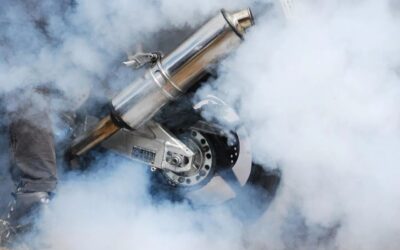 Por qué una moto saca humo azul | Causas y posibles soluciones