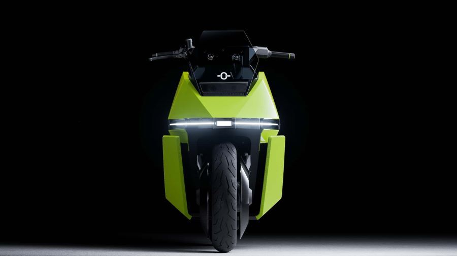 Un scooter Omoway Omo X verde de frente y con el faro lineal encendido