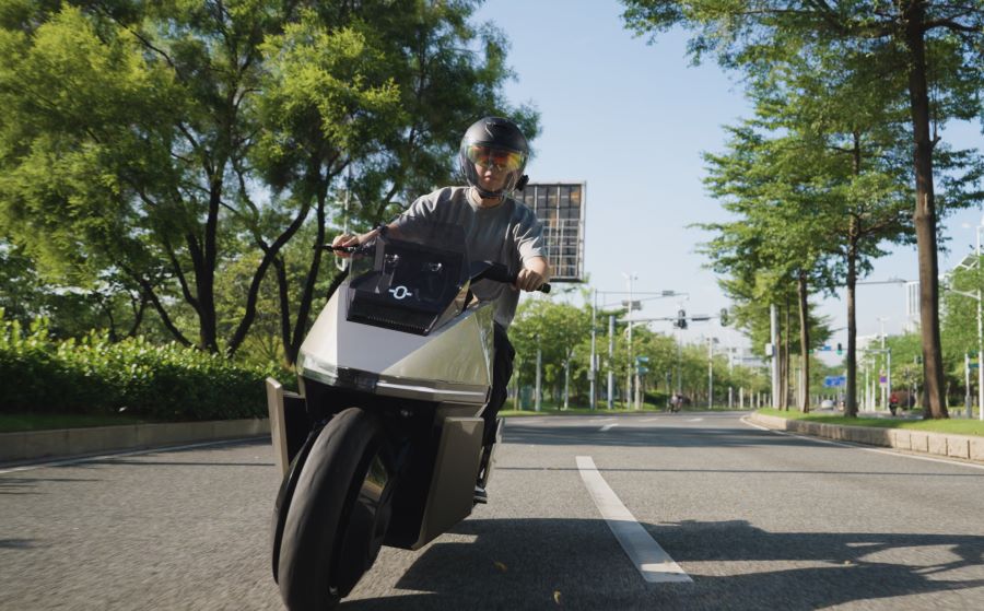Un scooter Omoway Omo X gris en acción
