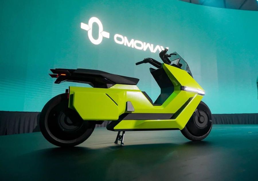Un scooter Omoway Omo X sobre el escenario