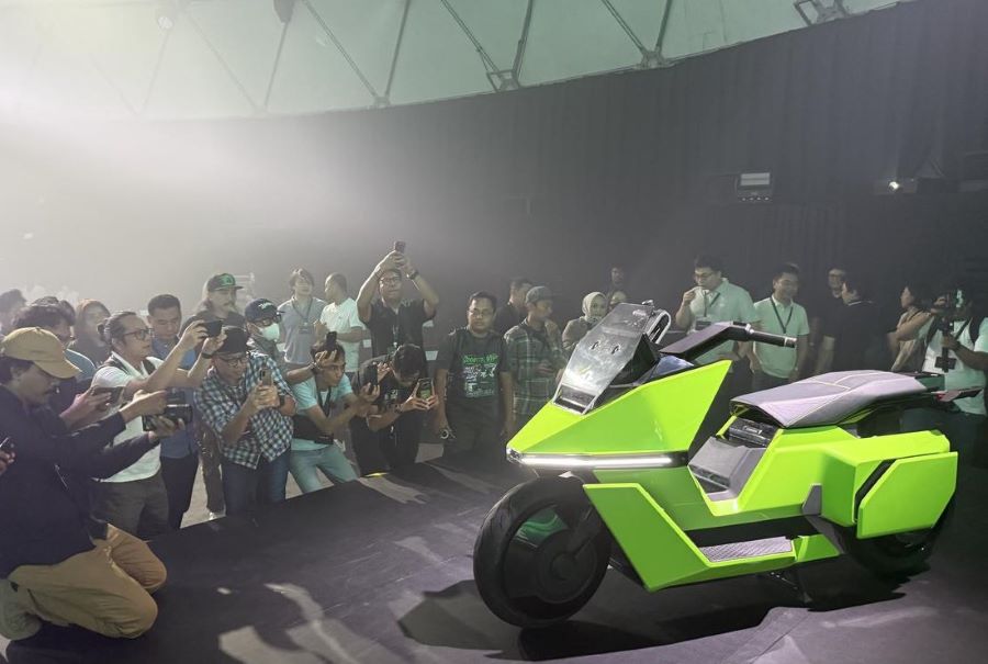 El scooter omoway omo x durante su lanzamiento es "bombardeado" por fotógrafos