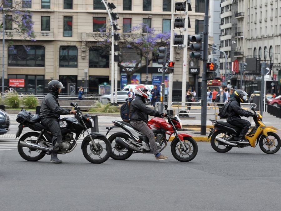 Tres motos se desplazan por una calle principal de una ciudad argentina