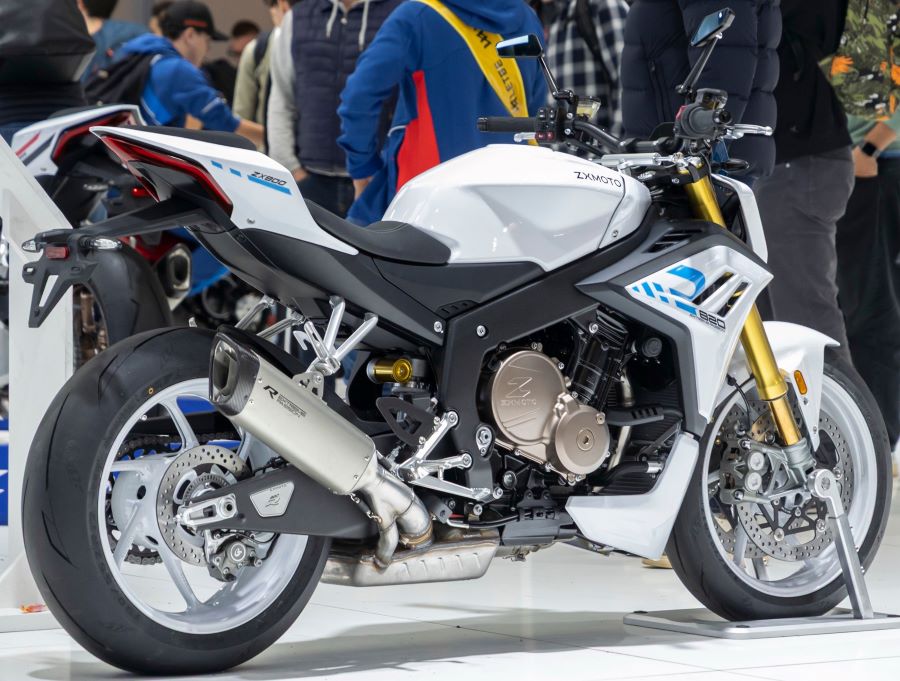 Una ZXMoto 820R blanca se luce en el stand del Eicma 2026