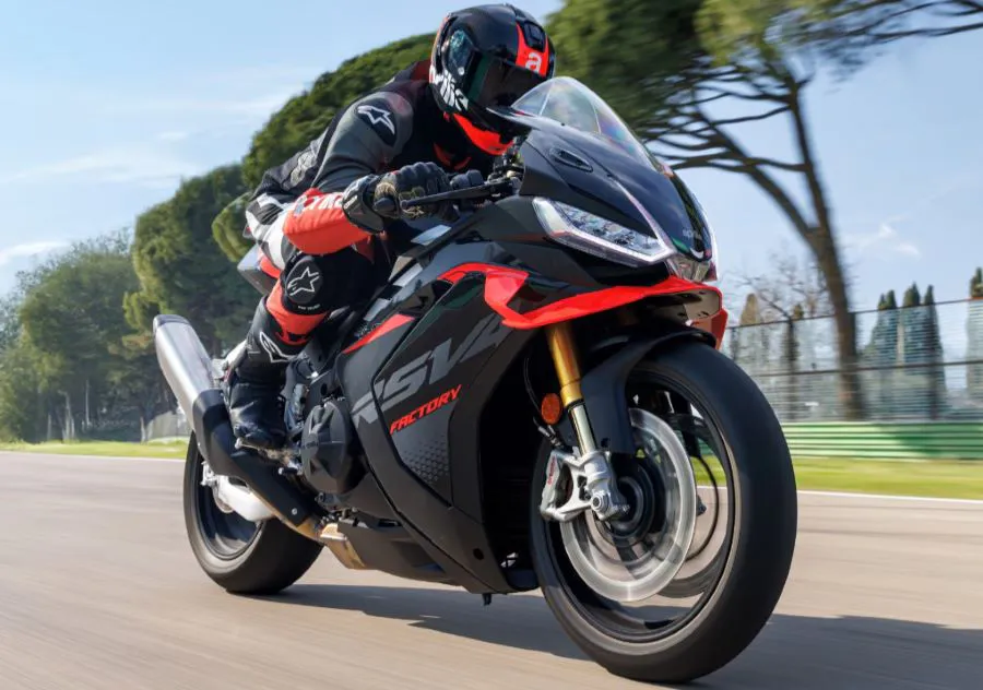 Una moto Aprilia RSV4 Factory 1100 2026 lanzada a toda velocidad