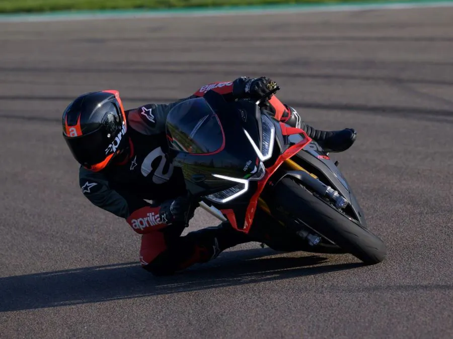 Una Aprilia RSV4 Factory 1100 2026 con las luces encendidas gira a la derecha en un circuito