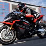 vista lateral izquierda de una Aprilia RSV4 Factory 1100 2026 lanzada a toda velocidad en un circuito