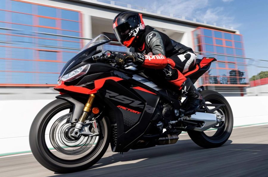 La Aprilia RSV4 Factory 1100 sigue siempre su propio camino