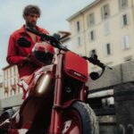 Un usuario a punto de colocarse el casco y subir a una moto Brabus Urban E