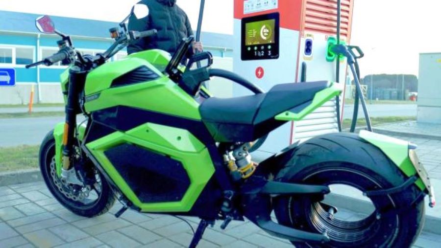 una moto Verge realizando su carga de baterías de estado sólido