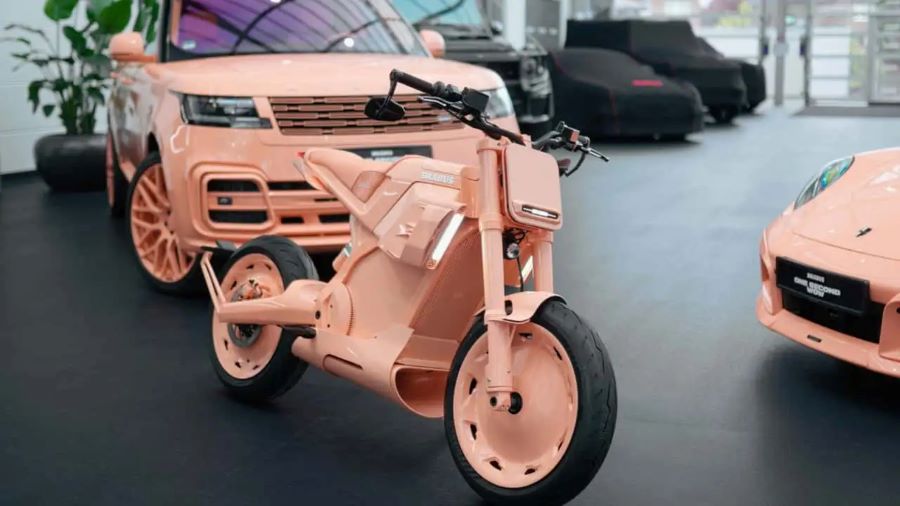 Una moto de la Serie Brabus X DAB color Caqui posa junto a vehículos de 4 ruedas de la misma gama de color