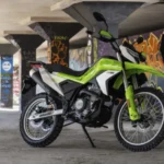 CFLITE Dual 250: por qué China ya no es segunda opción Una moto CFLITE Dual 250 descansa debajo de un puente urbano delante de un joven que realiza free style con una pelota de fútbol