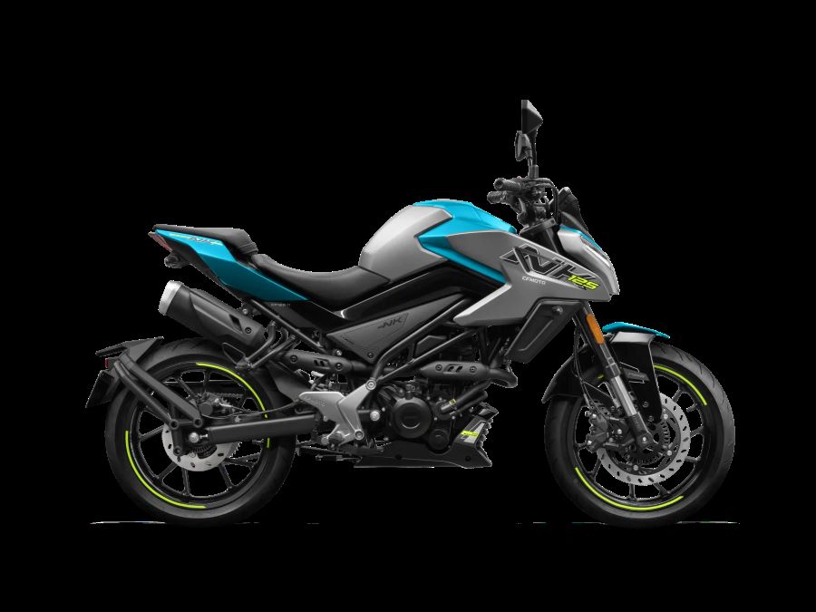 Una moto CFmoto 125NK celeste