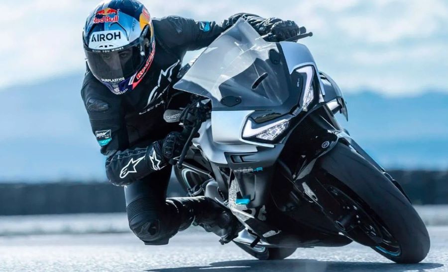 Un piloto dobla a la derecha con una moto CFMoto 675 SR-R