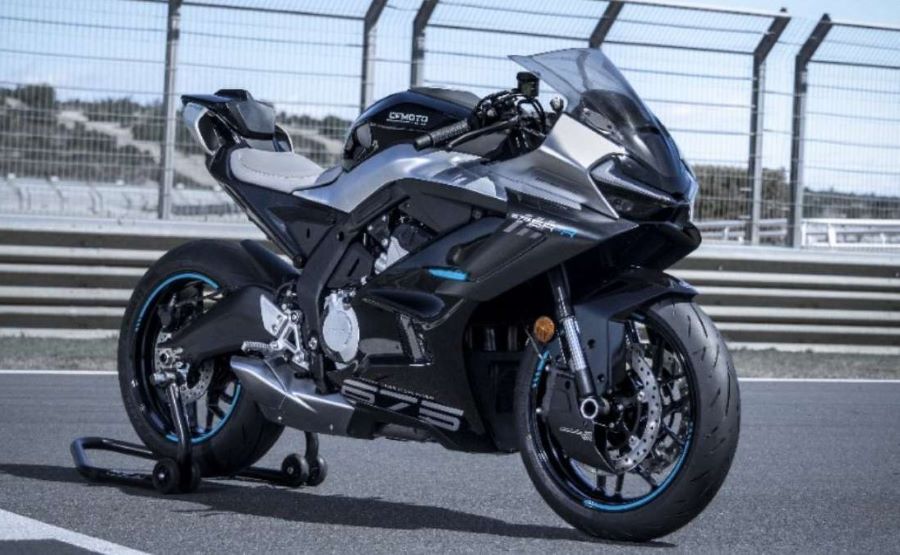 Lateral derecho de una CFMoto 675 SR-R