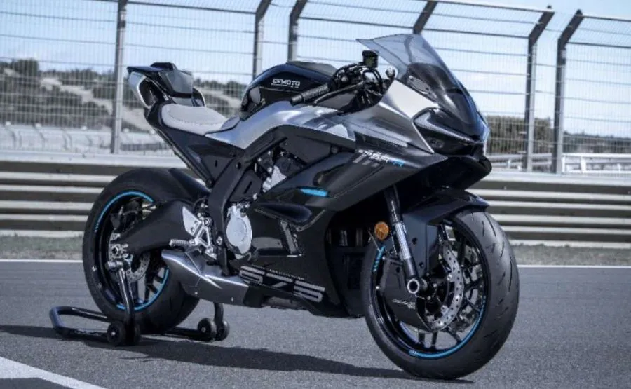 una moto CFMoto 675 SR gris en una pista