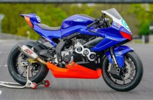 Lateral de la CFMoto 675 SR-R que competirá en el TT isla de man 2026