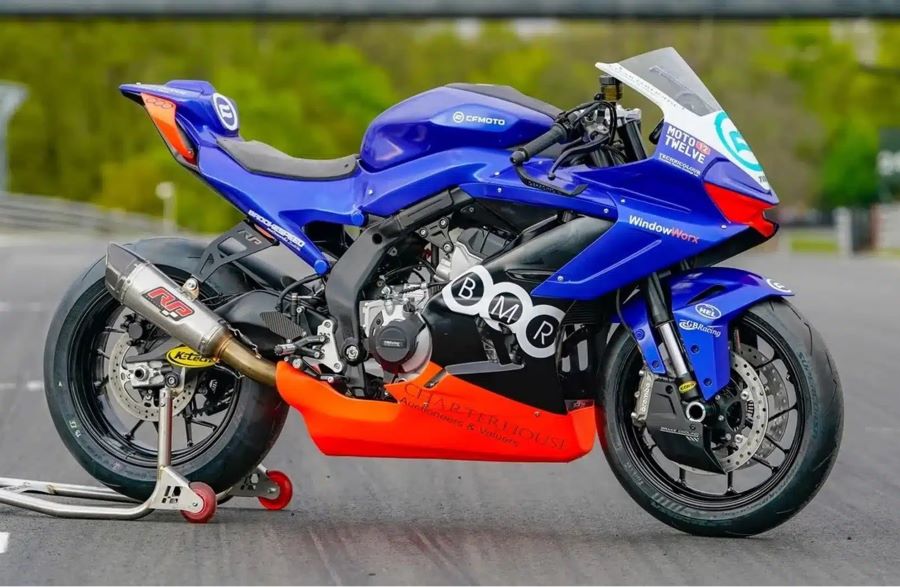 Lateral de la CFMoto 675 SR-R que competirá en el TT isla de man 2026