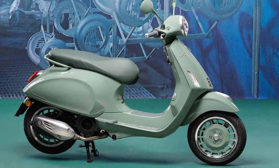 Lateral derecho de una Vespa GTS 310 80 años color verde