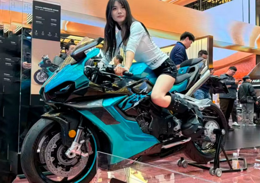 Guruma 1000 RR inaugura la era de la conducción predictiva Una modelo china simula que maneja una moto Guruma 1000 RR en un exposición