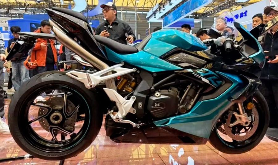 Guruma 1000 RR inaugura la era de la conducción predictiva Una moto Guruma 1000 RR azul en un stand de exposiciones