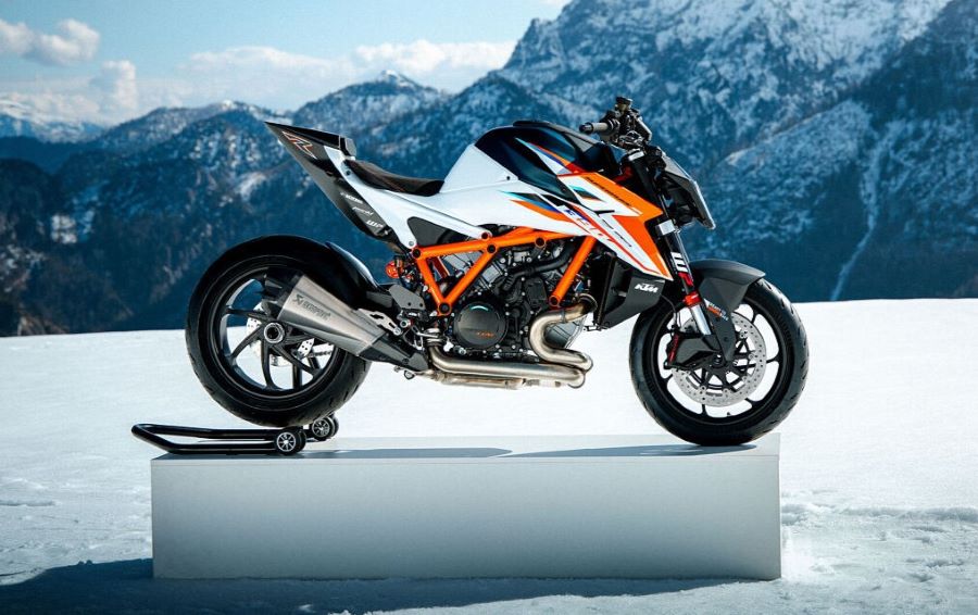 una KTM 1390 Super Duke RR 2026 posa con una marco de nieve natural