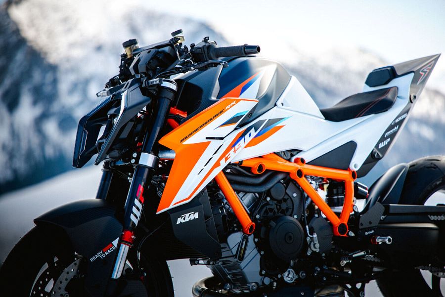 La KTM 1390 Super Duke RR invade territorio superbike