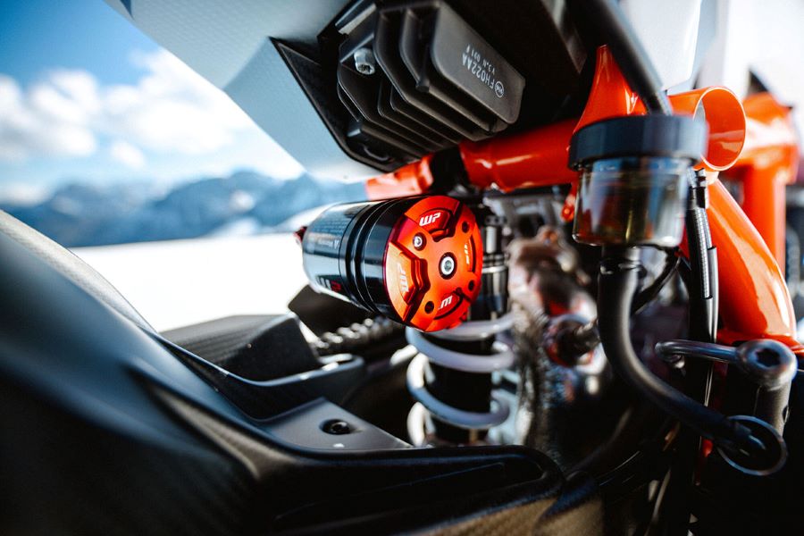 suspensión trasera WP de una moto KTM 1390 Super Duke RR 2026