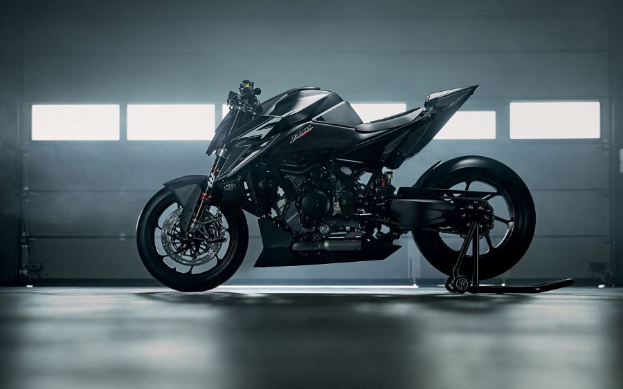 Una KTM 1390 Super Duke RR Track posa en un entorno oscuro