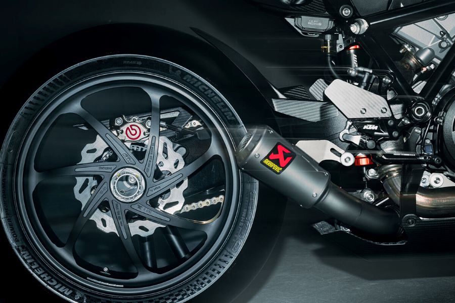 De la parte lateral trasera de una KTM 1390 Super Duke RR Track