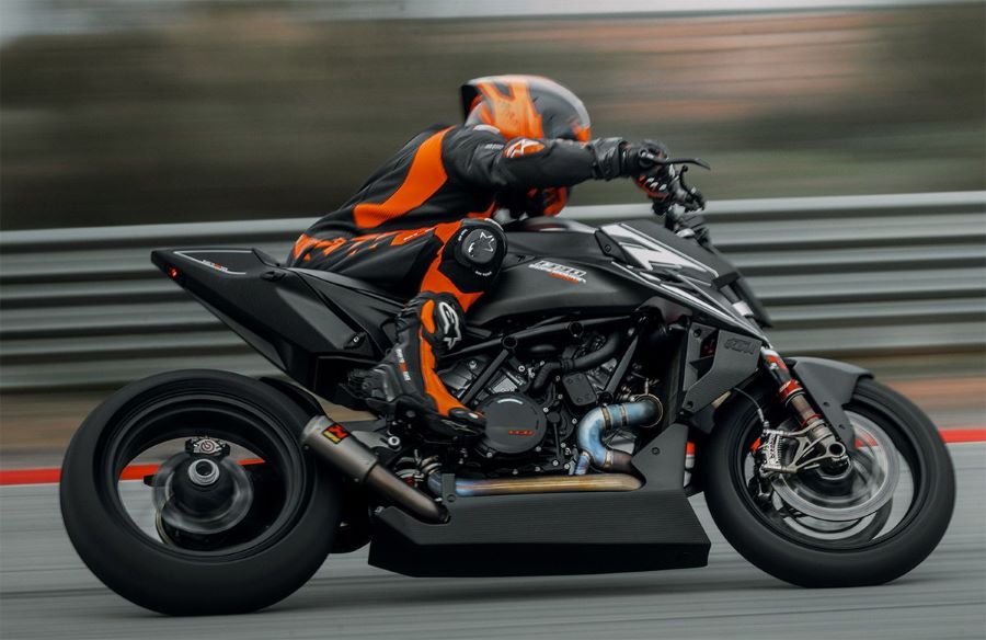 Una KTM 1390 Super Duke RR Track gira a toda velocidad en un circuito