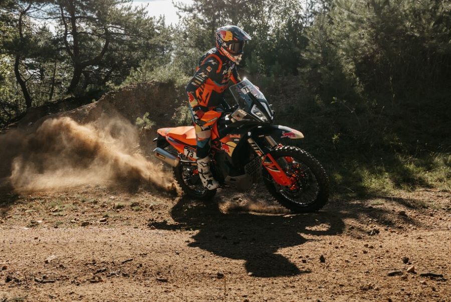 Un piloto hace derrapara a una moto KTM 890 Adventure R Rally 2026 en la tierra