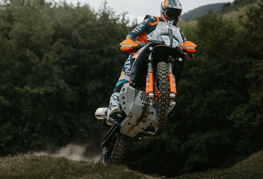 Una moto KTM 890 Adventure R Rally 2026 en plena acción