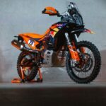 Foto de estudio de una moto KTM 890 Adventure R Rally 2026