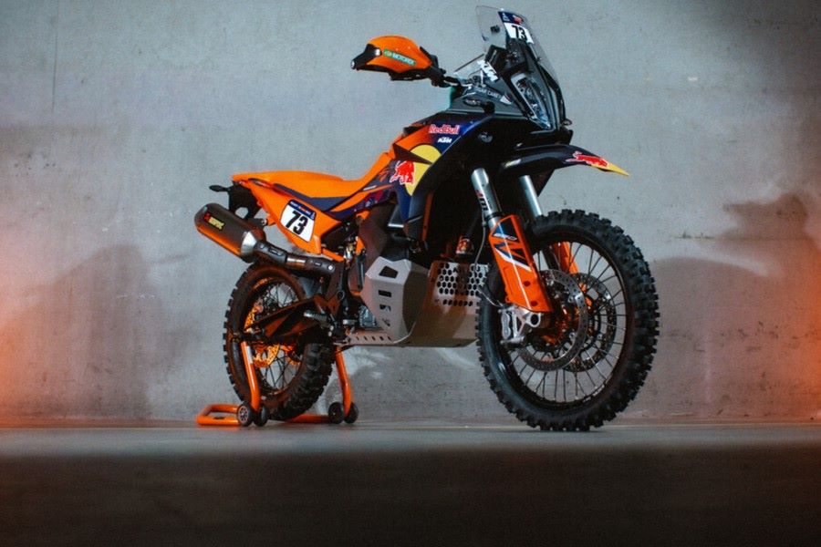 Foto de estudio de una moto KTM 890 Adventure R Rally 2026