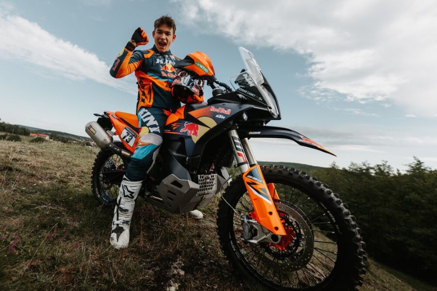 Un piloto cierra el puño hacia la cámara montado sobre una moto KTM 890 Adventure R Rally 2026 
