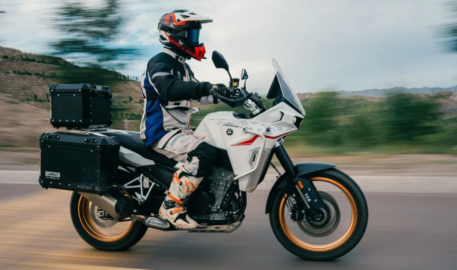 Una moto Kove 800X GT circula en una ruta