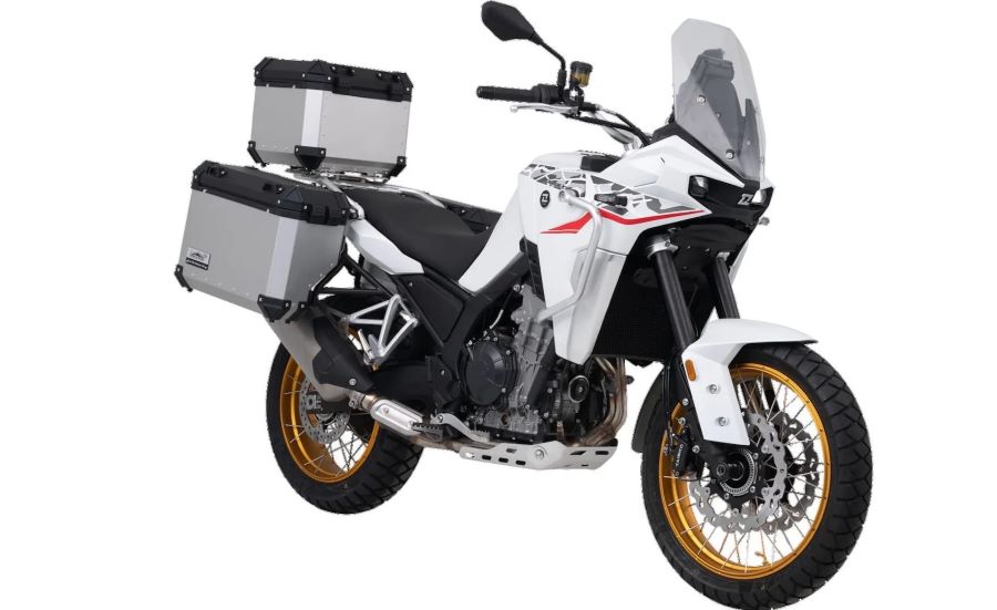 Foto estática de una Moto Kove 800X GT blanca con maletas