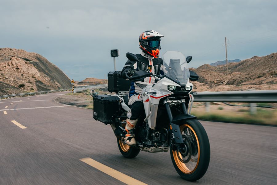 Una Moto Kove 800X GT blanca avanza en un carretera