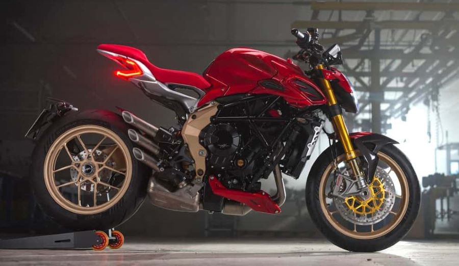 foto artística de una moto MV Agusta Brutale 800 2026 roja