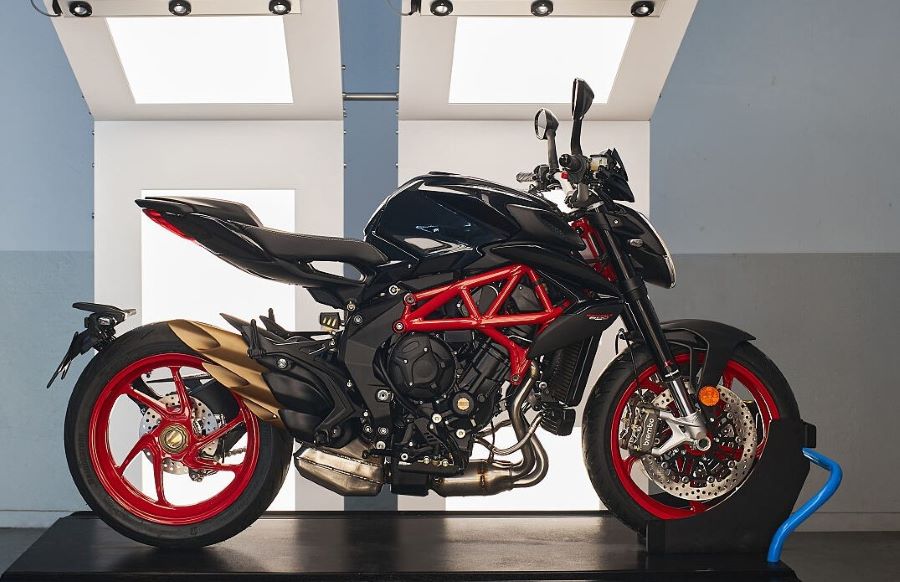 Vista lateral de una moto MV Agusta Brutale 800 Nero Carbonio