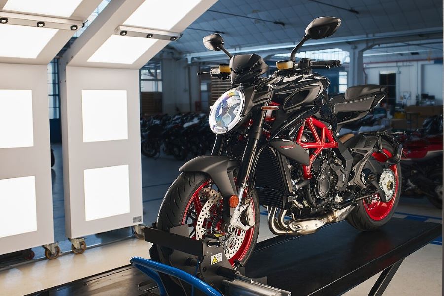 Una moto MV Agusta Brutale 800 Nero Carbonio posa sobre una plataforma en un taller