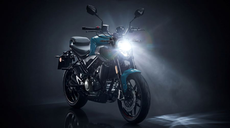 Una moto Morbidelli N125v con las luces encendidas