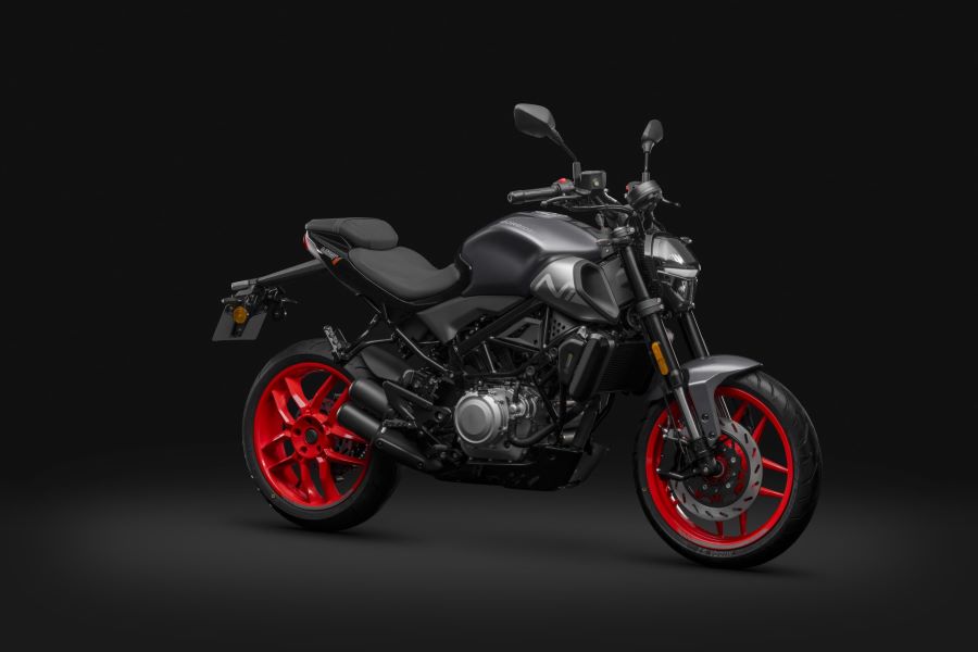 Una moto Morbidelli N125V negra con llantas rojas