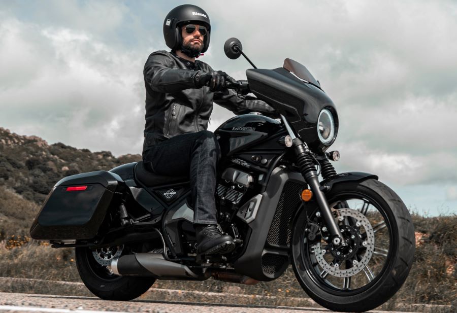 Una Moto Morini Calibro Bagger circula por una ruta montañosa